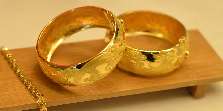 Image of gold jewellery resembling Saudi gold jewellery, one of the best things to do in Saudi Arabia