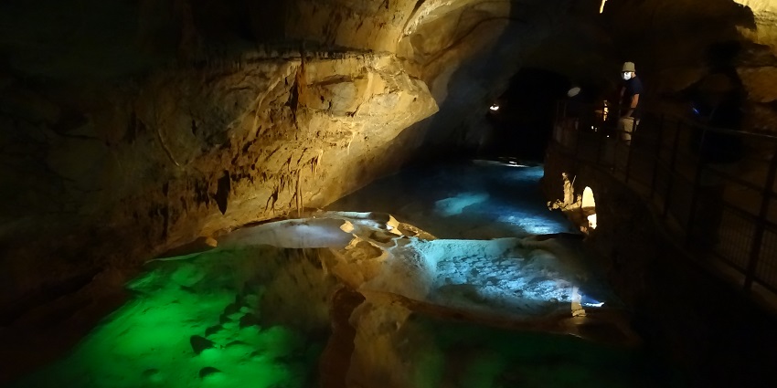An image of Grotte de la Cocalière, displaying natural cave formations in Courry.