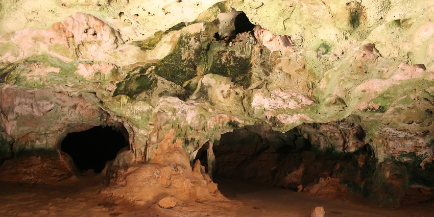 An image with the view of the insides of Guadirikiri Cave around Aruba caves.
