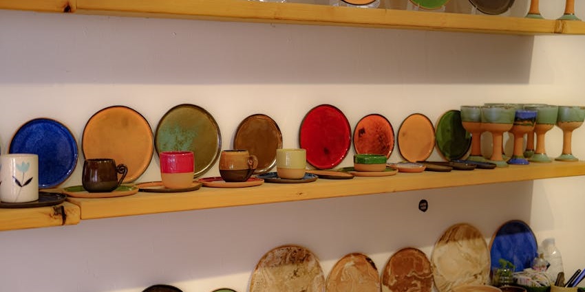 An image showing handmade Turkish ceramics, a great item to buy in Turkey.