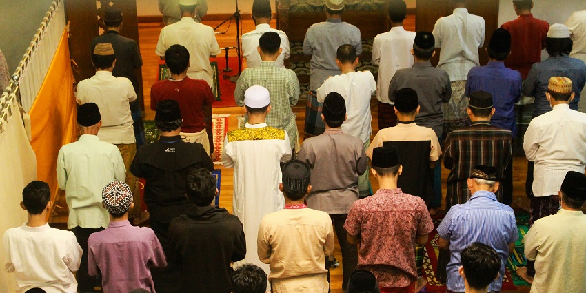 A massive gathering of Muslims marks the Hari Raya Aidilfitri prayer at the mosque.