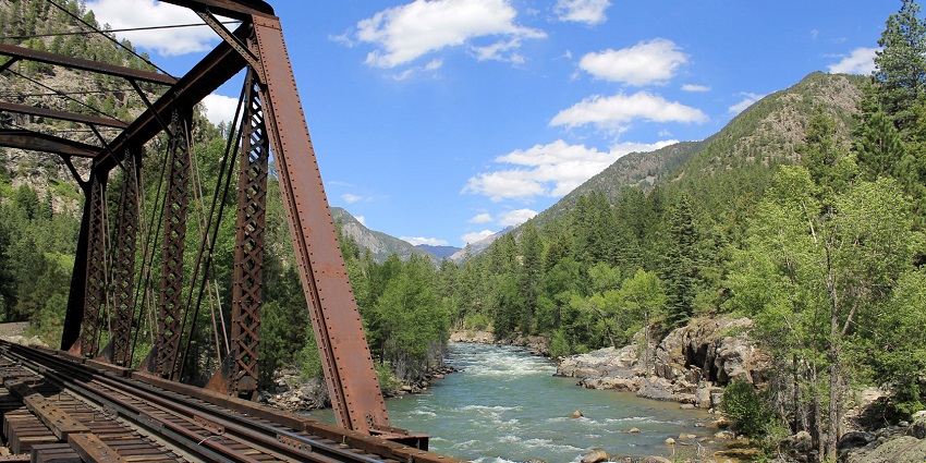 An image of the Animas River, a place to hike that is ideal for tourists seeking out what to do in Aztec, NM.