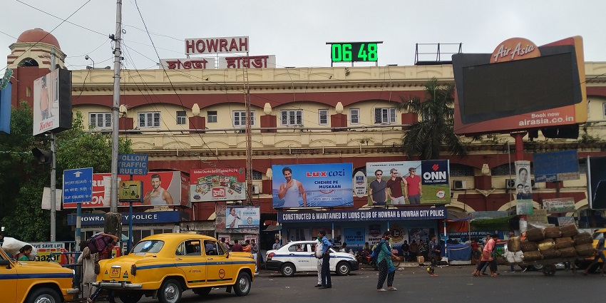 An image of the morning view of Howrah Junction, a railway station in Kolkata