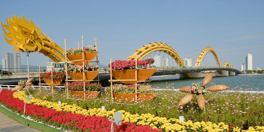 Daytime shot of Dragon Bridge spanning the Han River, with traffic moving across its length