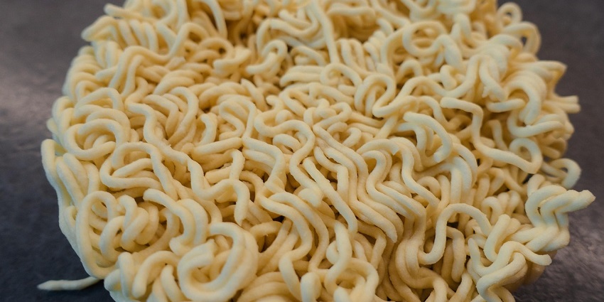 An image showing instant noodles that look similar to Malaysian instant noodles.