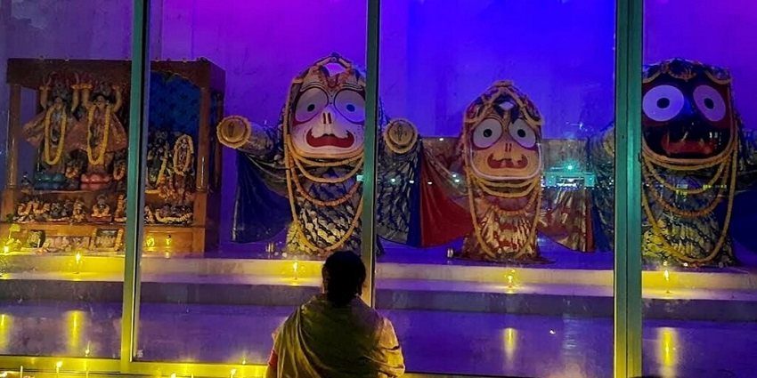 An image of ISKCON Durganagar Temple with a grand façade, showcasing Jagannath Temples in Kolkata.