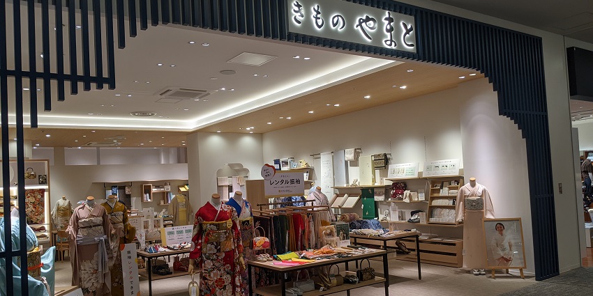 image of twoJapanese ladies wearing kimonos which is a unique thing to buy in Japan.
