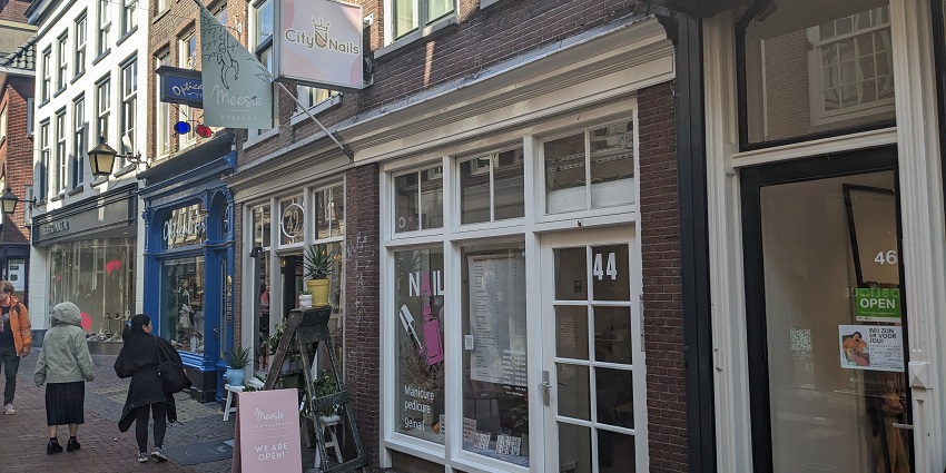 People exploring cute boutiques as a part of a walking tour, a fun thing to do in Utrecht.