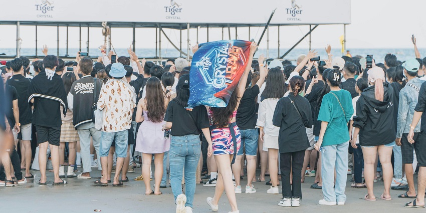 Crowds enjoying a seaside stage at Kala festival, capturing the energy of one of the modern festivals in Albania.