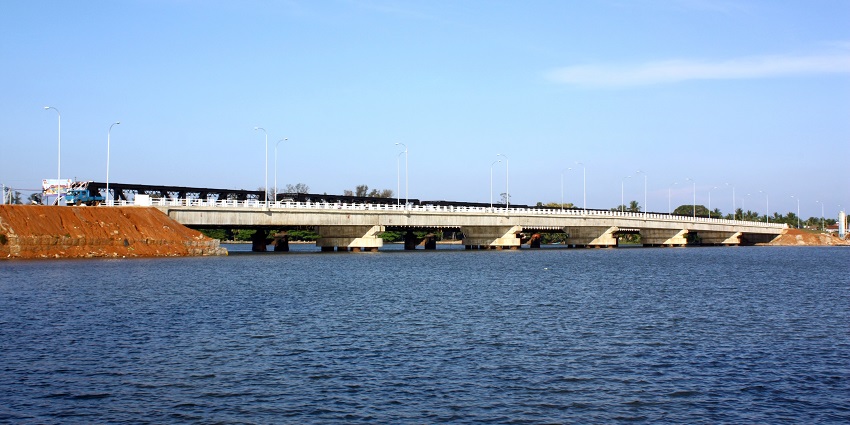 Image of the Kallady bridge with the river in the front