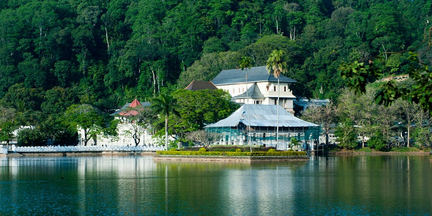 Scenic view of Kandy lake, one of the places near Bahirawakanda Buddha statue for nature lovers