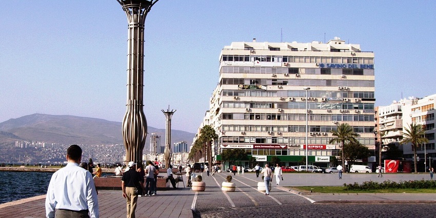An image showing people walking along Izmir Kordonboyu, a popular coastal promenade area.