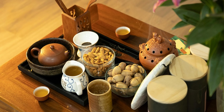 Traditional Korean tea set with celadon teapots, bamboo tools, and porcelain cups—celebrating Korea’s refined tea culture.