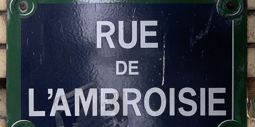 An image of a classical and elegant interior of L'Ambroisie, situated in Place des Vosges, featuring classic cuisine in France.