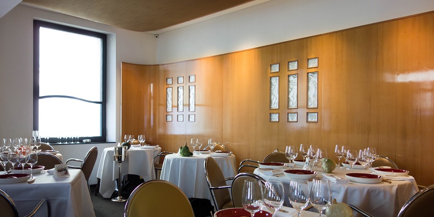An image of L'Arpège's minimalist yet sophisticated dining area, featuring food in France.
