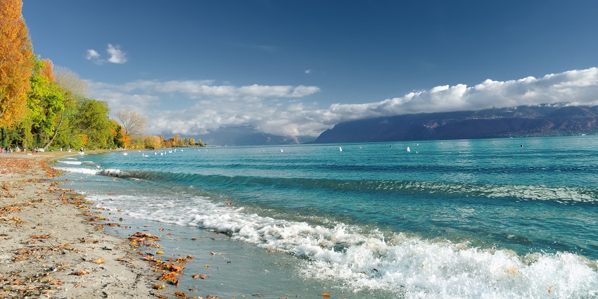 Lake Geneva shoreline with blue water, a top pick among places to visit near Chicago.