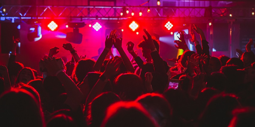 Crowd dancing to DJ music during New Year parties in Kodaikanal at Le Poshe by Sparsa
