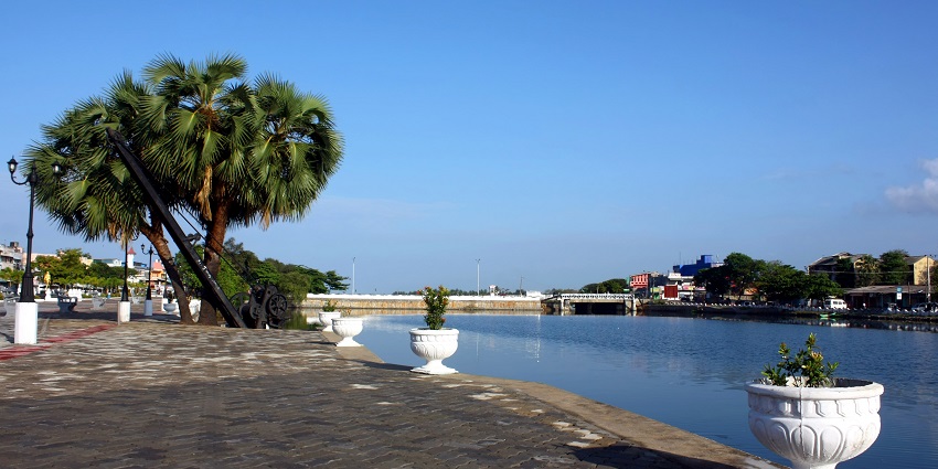Immerse yourself in the historical significance of Batticaloa fort for a memorable experience