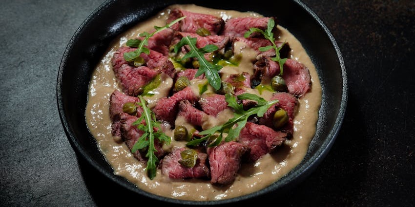 An image of a plate of Lok Lak, one of the most famous foods in Cambodia.