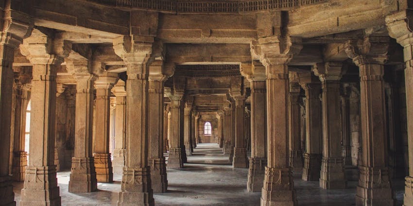 Image of the ancient scenic Mahalaxmi Mandir, Khaniwade in Maharashtra