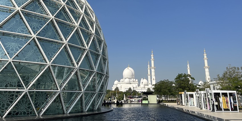 An image of the Sheikh Zayed Grand Mosque, one of the best things to see in Abu Dhabi