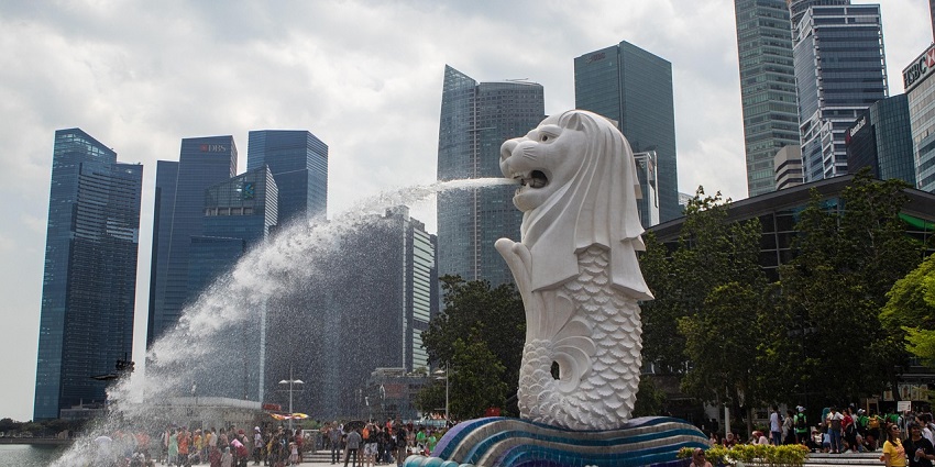 An image of the Merlion, where tourists can buy souvenirs among the famous things in Singapore to buy.