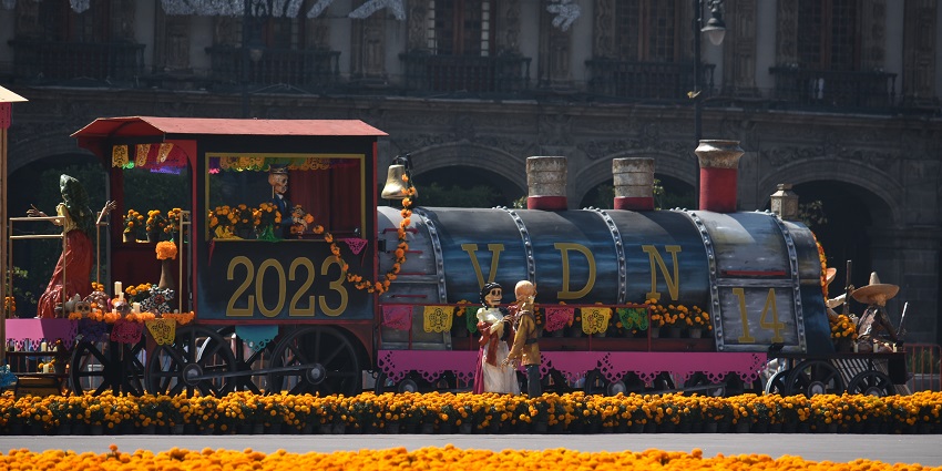 A train decorated with flowers and skeletons made as Ofrenda monumental in 2023