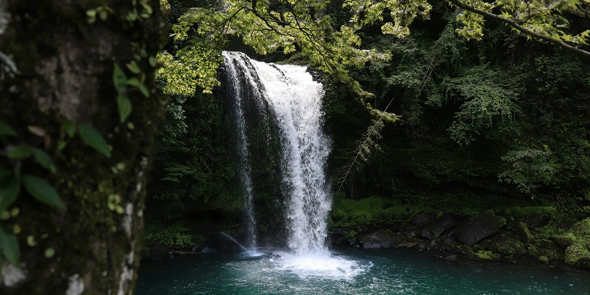 Chutes de la Mouankeu (Mouankeu Falls), one of the beautiful waterfalls in Cameroon, cascading down rugged rocks surrounded by lush greenery.