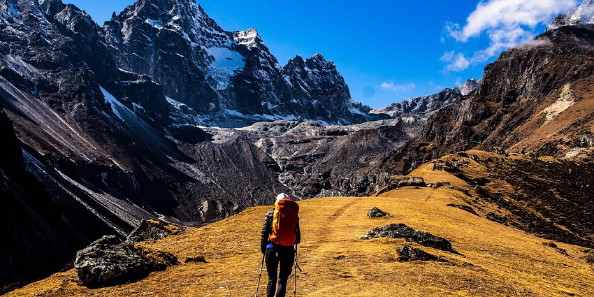 A man enjoying a trek along a mountain trail with fresh air at one of the beautiful hill stations in Australia.
