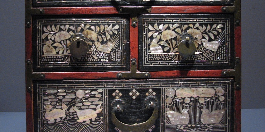Najeonchilgi art, Lacquer drawer with mother-of-pearl inlay, is one the best things to buy in Korea