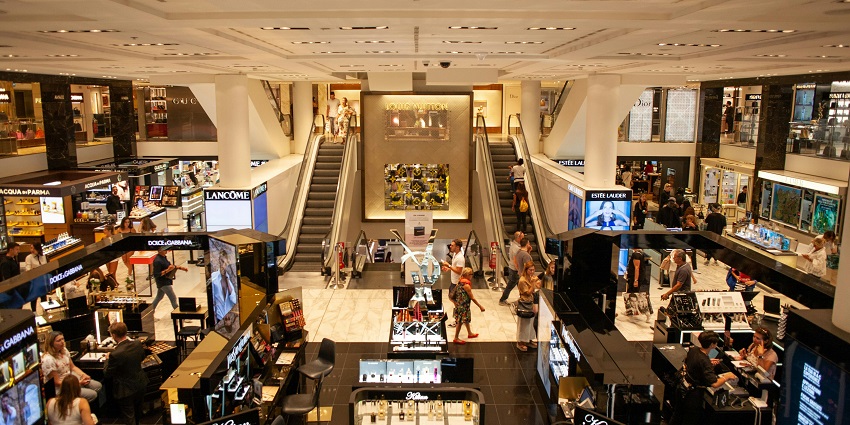 Shoppers exploring Nakheel Mall, a top attraction near The Lost Chambers Aquarium