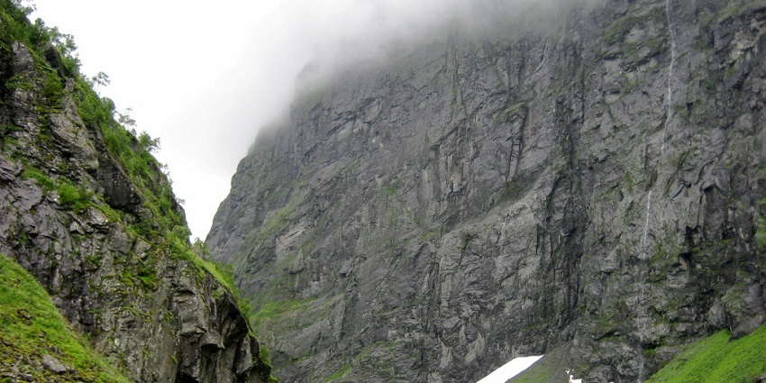 Image of the Norangsdalen Valley in Norway with steep rock walls on both sides.