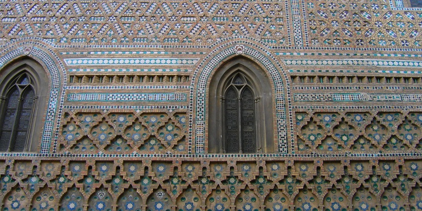 Cathédrale de la Seo showcases Mudéjar architecture blending Islamic motifs with Christian post-Reconquista design.