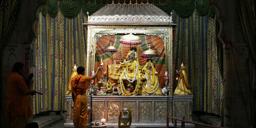 A representative image of the priest performing aarti at Shri Baikunthnath Temple