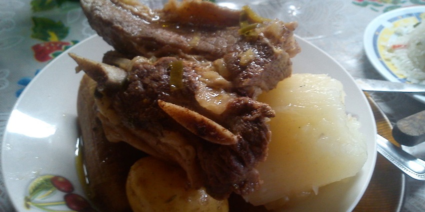 An image showing a traditional bowl of Olla de carne with vegetables and beef pieces.