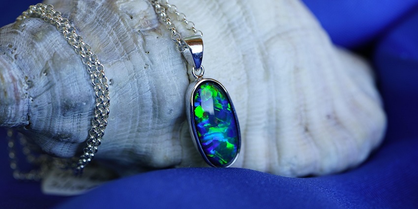 Image of an opal necklace, which is counted among the famous things to buy in Australia.