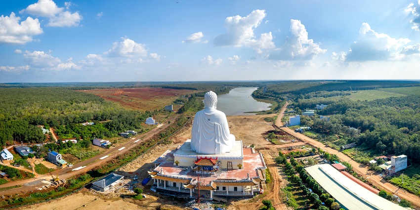 Distant view of the magnificent white Bahirawakanda Buddha statue