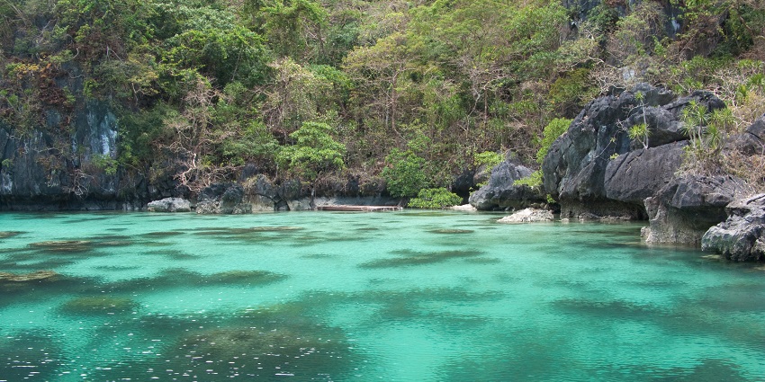 Palawan Philippines invites adventure with turquoise lagoons and hidden beaches.