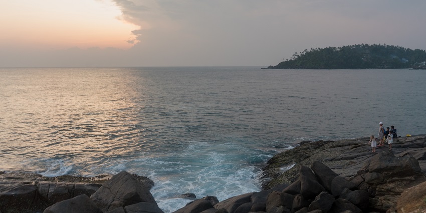 Parrot Rock is a small rocky outcrop that is just a few minutes away from Mirissa Beach.