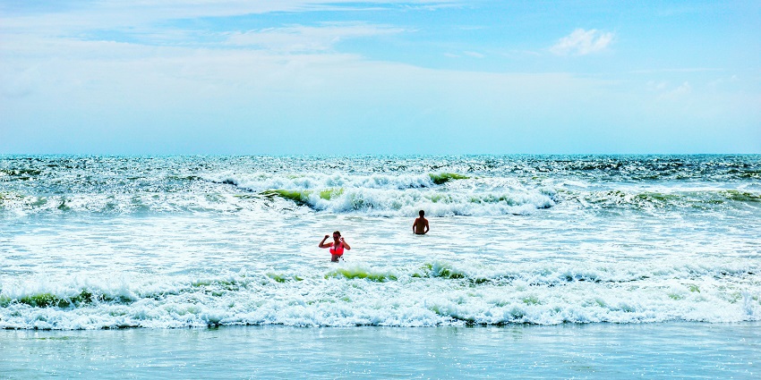 Patong Beach has spectacular waves which provides a relaxing vibe to the tourists.