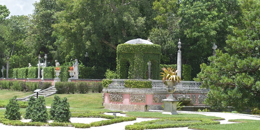 Peradeniya Botanical gardens offers an ideal picnic spot near the Bahirawakanda Buddha statue
