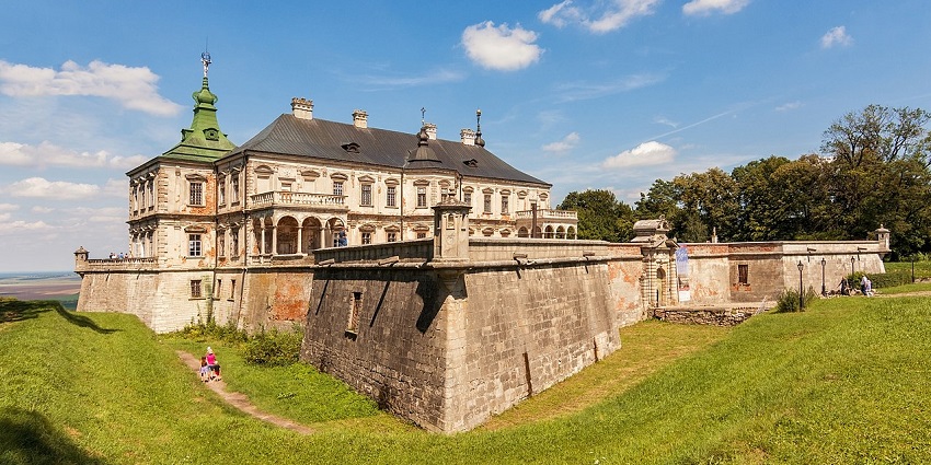 A 17th-century palace with Renaissance architecture, among the most haunted places in Ukraine.