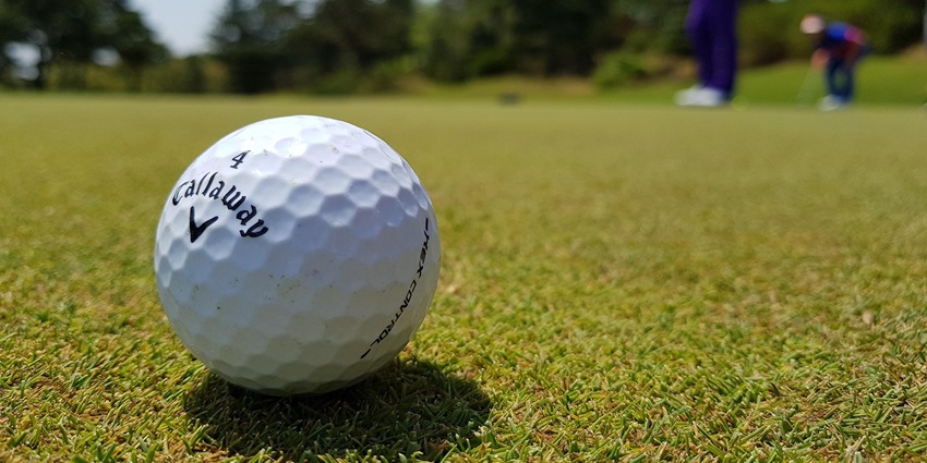 An image resembling people playing golf at the golf club, one of the best things to do in Abersoch.