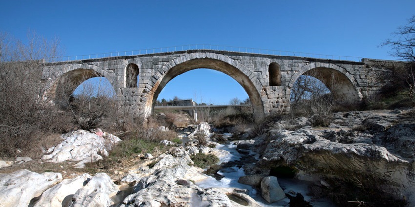 The historic Roman bridge near Apt is one of the most famous things to do in Apt, France.