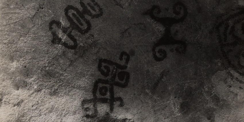 An image of the wall carvings that can be seen inside one of the Aruba caves.