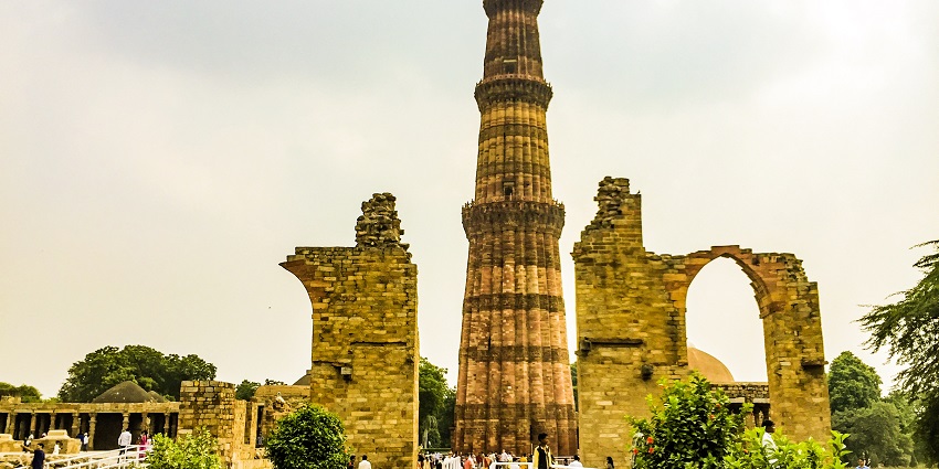 Panoramic image of the beautiful Qutub Minar in the hills of Aravalli