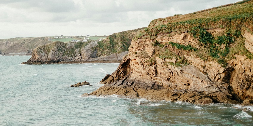 A mesmerising view of Rang Hill Viewpoint, featuring shimmering waters and rocky cliffs.