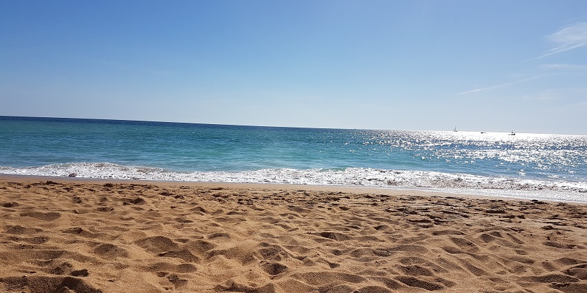 An image of the Praia dos Pescadores, relaxing here is one of the things to do in Albufeira, Portugal.