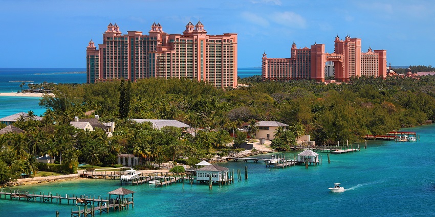 Enjoy soft sands, beachside, and sweeping views of the Arabian Gulf from Atlantis Beach.