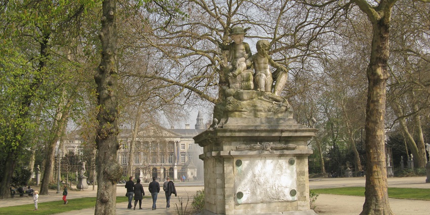 A cultural venue in Turnhout with art exhibitions, performances, and tranquil green spaces.